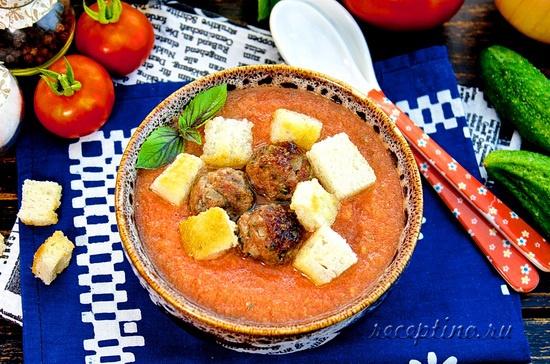 Холодный суп-пюре из помидоров, огурцов с фрикадельками и сухариками - рецепт с фото