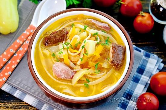 Томатный суп с лапшой, копченой курицей, овощами - рецепт с фото