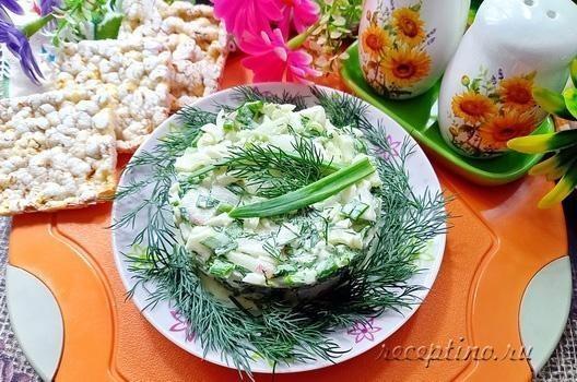 Салат с зеленью, редисом, яйцом - рецепт с фото