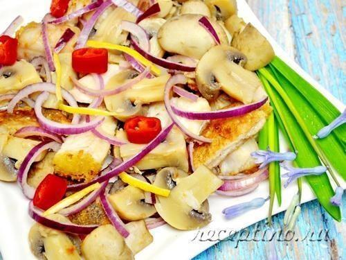 Салат с жареным хеком и отварными шампиньонами - рецепт с фото