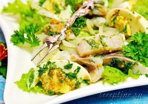 Салат с селедкой, яйцами, зеленью - рецепт с фото