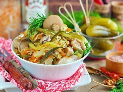 Закуска из квашеной капусты и маринованных грибов - рецепт с фото