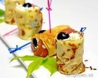 Блинные роллы с форелью, творогом, маслинами - рецепт с фото