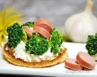 Оладьи с творогом, брокколи, сосисками - рецепт с фото