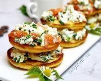 Сэндвичи из оладий с творогом и лососем - рецепт с фото