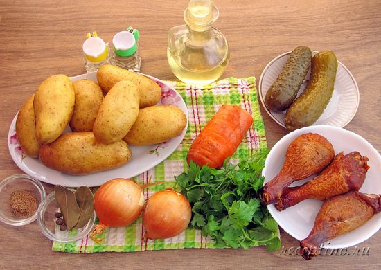 Продукты для копченых куриных голеней, тушеных с картофелем и солеными огурцами. ш-0