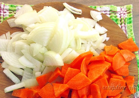 Лук и морковь очищают, режут четвертькольцами. ш-1