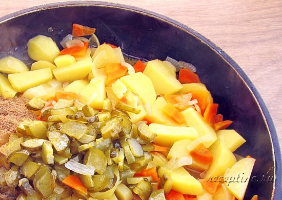 Огурцы перекладывают к остальным продуктам, высыпают кориандр и черный молотый перец. ш-9