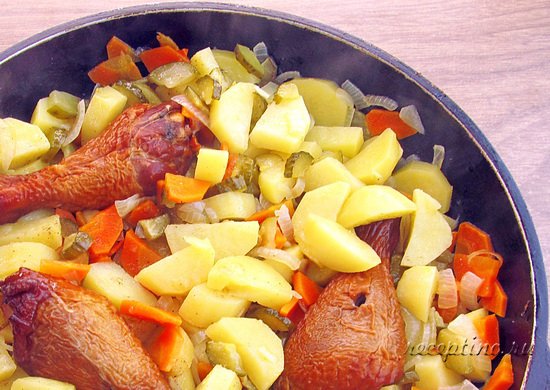 Перемешивают, кладут копченые куриные голени. Тушат под крышкой еще 7 мин. За 3-5 минут до конца приготовления блюдо солят по вкусу. ш-10