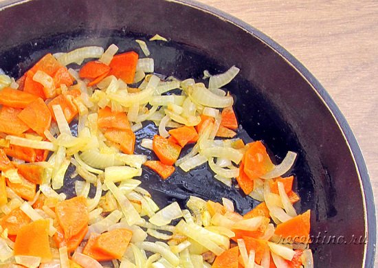 В толстостенной глубокой сковороде с разогретым маслом (20 мл) обжаривают лук и морковь до золотистости. ш-2