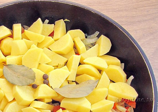 Добавляют в сковороду нарезанный средними ломтиками картофель, лавровые листочки и душистый перец. ш-3