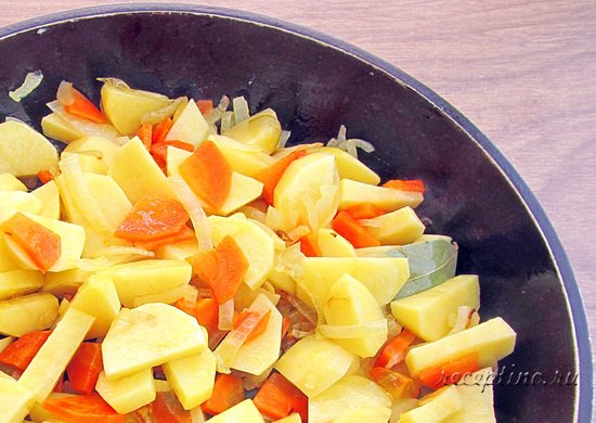 Перемешивают, обжаривают одну минуту. ш-4