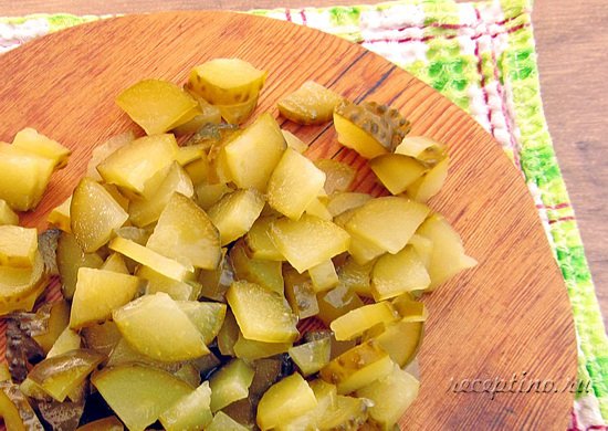 Измельчают четвертькольцами соленые огурцы. ш-7