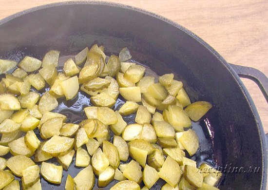 В отдельную сковороду с оставшимся разогретым маслом помещают измельченные огурчики. Обжаривают 5-7 минут. ш-8