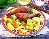 Копченые куриные голени, тушеные с картофелем и солеными огурцами