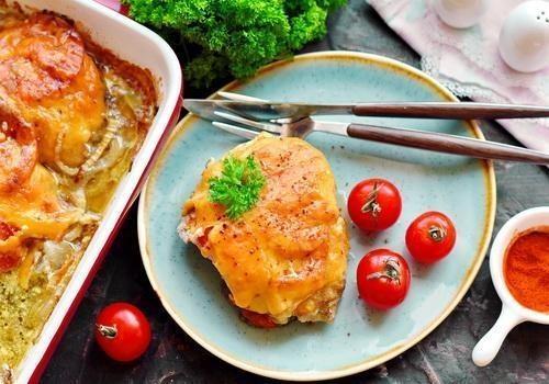 Куриные бедра с сыром, баклажанами, помидорами (запеченные в духовке) - рецепт с фото