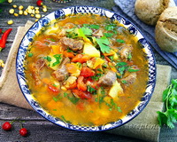 Суп гороховый по-грузински с жареной свининой, помидорами, кинзой