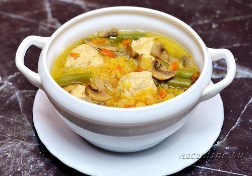 Гороховый суп с куриными фрикадельками и грибами - рецепт с фото