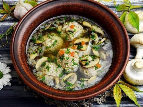 Грибной суп с фрикадельками из риса и мяса - рецепт с фото