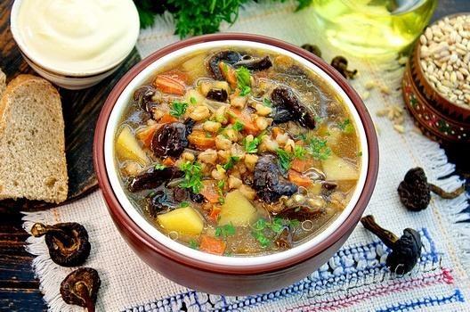 Суп с сушеными грибами и перловкой - рецепт с фото