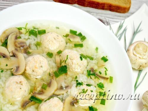 Рисовый суп с фрикадельками из горбуши и грибами шампиньонами - рецепт с фото