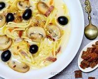 Суп со спагетти, копченой колбасой и шампиньонами - рецепт с фото