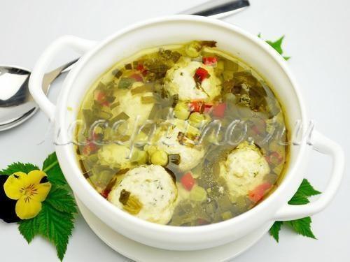 Суп с фрикадельками из индейки, щавелем, зеленым горошком - рецепт с фото 