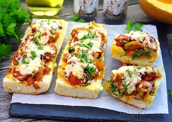 Багет с сосисками, тыквой, сыром, чесноком - рецепт с фото