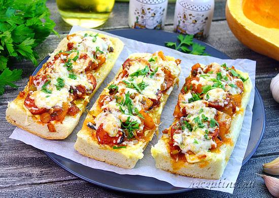 Багет с сосисками, сыром и овощами готов! Он хорош как в горячем, так и в остывшем виде. ш-17