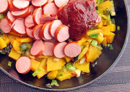 К овощам отправляют сосиски и томатную пасту. ш-9