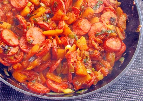 Перемешивают, жарят 2-3 мин. ш-10