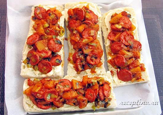 Каждый кусочек багета наполняют подготовленной начинкой. ш-14