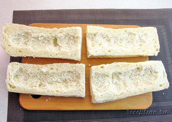 Вынимают немного мякиша из каждого кусочка багета, немного не доходя до краев. ш-2