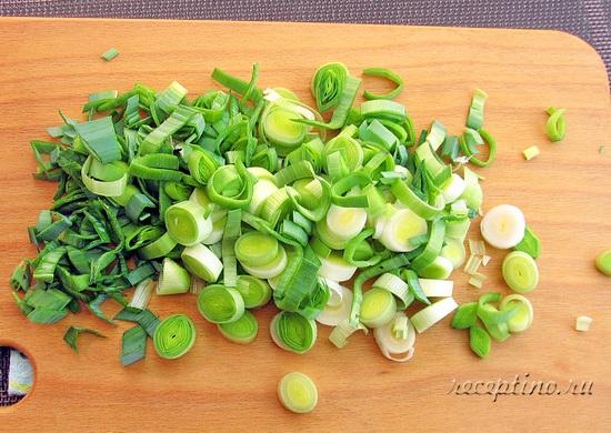 Лук-порей шинкуют мелкими колечками. ш-3