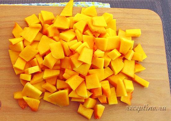 Очищенную тыкву режут тонкими ломтиками. ш-4
