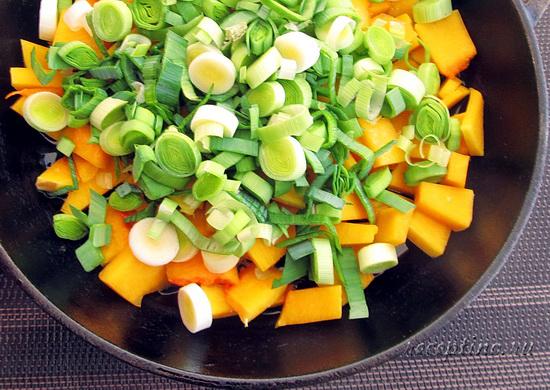 В сковороду с разогретым маслом перекладывают тыкву и лук-порей. ш-5