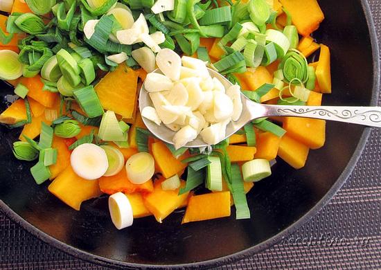 Добавляют измельченный чеснок. ш-6