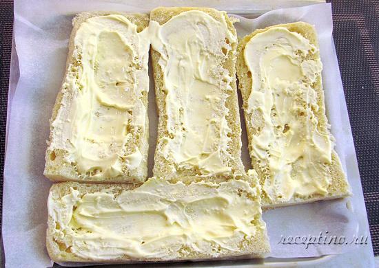 Противень застилают пергаментом, размещают багет, смазывают майонезом. ш-13