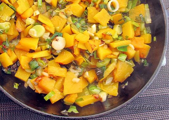 Обжаривают овощи под крышкой на маленьком нагреве около 7 минут до мягкости. ш-7