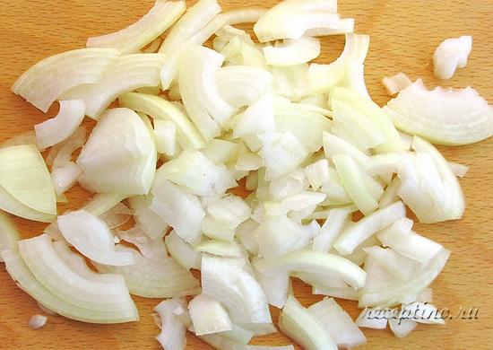Лук очищают, нарезают четвертькольцами. ш-1