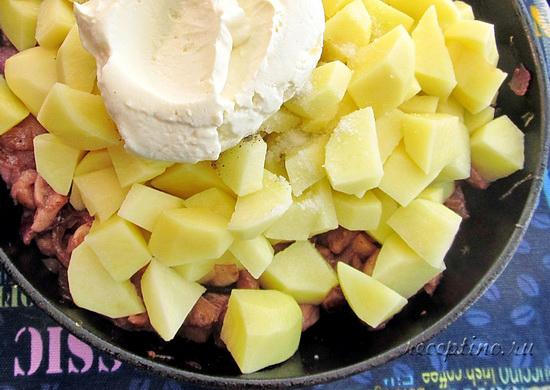 Выкладывают сметану. ш-10