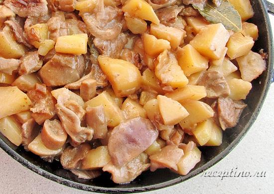 Тушат на маленьком нагреве под крышкой около 20 мин. до готовности картофеля. ш-13