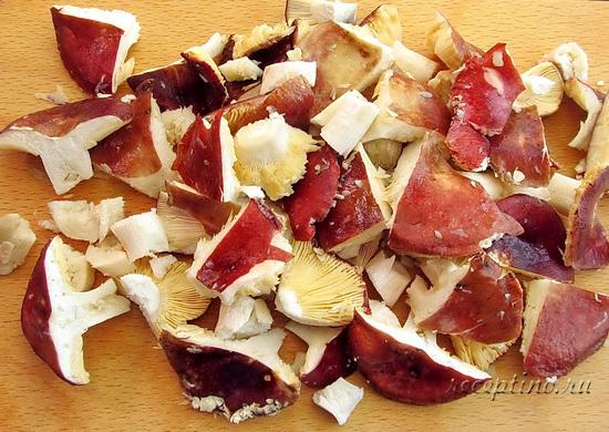 Сыроежки тщательно промывают, немного обсушивают на бумажном полотенце, затем измельчают кусочками. ш-2