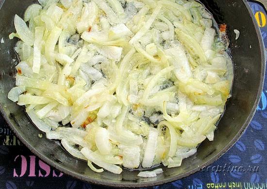 Разогревают на сковороде масло, пассеруют лук до мягкости 3-5 минут. ш-3
