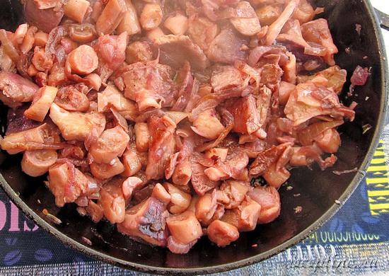 Жарят до испарения жидкости и легкого подрумянивания грибов примерно 7-10 мин. ш-5