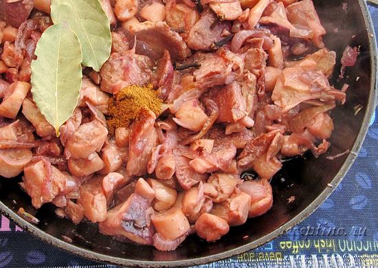 Бросают в сковородку пряности: лавровый лист, гвоздику и корицу. ш-6