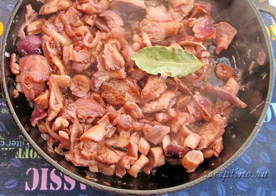 Перемешивают и обжаривают одну минуту. ш-7