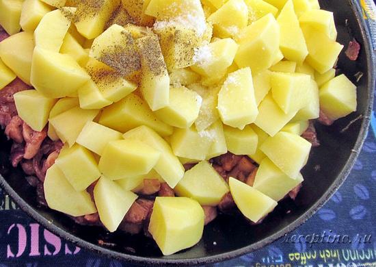 Содержимое сковороды солят и перчат. ш-9