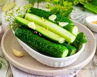 Хрустящие малосольные огурцы с чесноком и укропом (в банке)