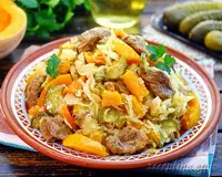 Солянка мясная с тушеной капустой, тыквой, маринованными огурцами